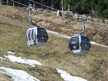 Zwei Kabinen der Gondelbahn