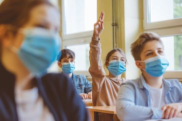 Schüler werden täglich mit nutzlosen Masken gequält (Symbolbild): "obs/Wort & Bild Verlag - Gesundheitsmeldungen/izusek/iStock_1225027812"