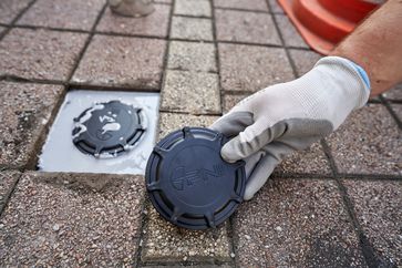 Ein LoRaWAN-Bodensensor wurde im Fahrbahnbelag der Parkfläche versenkt und mit Kunstharz umgossen. So ist er vor Erschütterungen und Feuchtigkeit geschützt.