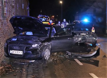 Der Audi und der Opel mussten abgeschleppt werden. Bild: Polizei