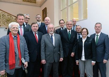 Gruppenfoto mit Mitgliedern des Parlamentarischen Kontrollgremiums und der Unabhängigen Historikerkommission zur Erforschung der Geschichte des Bundesnachrichtendienstes 1945 - 1968.  Bild: Deutscher Bundestag / Achim Melde