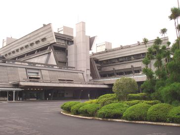 Das Kyoto International Conference Center im nordöstlichen Stadtteil Sakyō-ku, hier die Außenansicht, beherbergte für 11 Tage die teilnehmenden Delegierten während der Arbeitssitzungen.