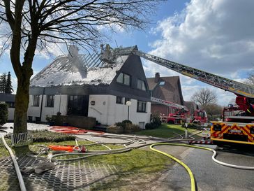 Der Dachstuhl brannte komplett nieder. Bild: Feuerwehr