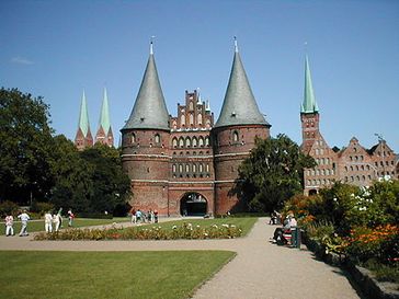 Wahrzeichen Lübecks: das Holstentor. Bild: Jorges / de.wikipedia.org