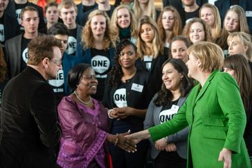 Bundeskanzlerin Angela Merkel empfängt ONE-Jugendbotschafter, ONE-Mitbegründer Bono und die ehemalige Afrika-Direktorin von ONE, Sipho Moyo
