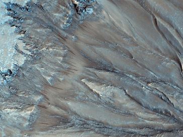 Dunkle Fliessspuren, wie hier im Palikir Krater, bilden sich in jedem Mars-Frühjahr. Sie gelten als
Quelle: Bild: NASA/JPL/University of Arizona (idw)