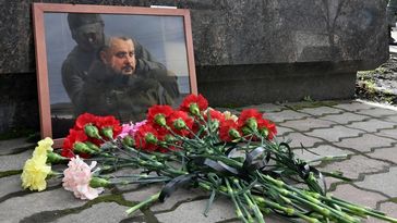 Im Bild: Blumen in der Nähe eines Porträts des russischen Militärbloggers Wladlen Tatarski in Lugansk. Bild: Sputnik / Evgeny Biyatov