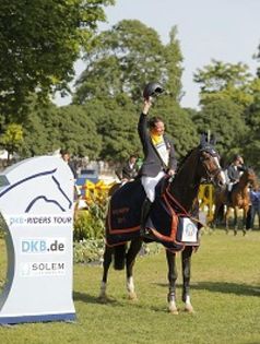 Toni Haßmann und Classic Man gewinnen die 3. Etappe der DKB-Riders Tour in Wiesbaden. Bild: "obs/Riders Tour GmbH/Stefan Lafrentz"