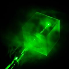 Laser strahlt auf den Probenkäfig: Das macht Gase sichtbar.