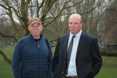 Mr. Williams (li., CEO Driza-Bone Activ), Mr. Goodrich (re., Farmbesitzer/Schafzucht)