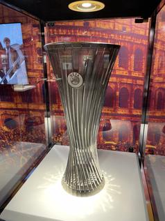 Die Trophäe der UEFA Conference League