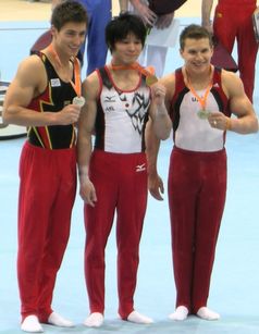 Philipp Boy (links) bei der WM 2010 mit Weltmeister Kōhei Uchimura und Bronzemedaillengewinner Jonathan Horton (USA)