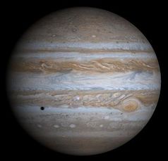 Jupiter in natürlichen Farben mit Schatten des Mondes Europa, aus Fotos der Telekamera der Raumsonde Cassini vom 7. Dezember 2000 Bild: de.wikipedia.org