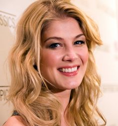 Rosamund Pike im Januar 2011 in New York bei der Premiere von Barney's Version