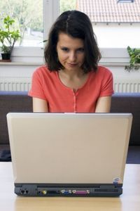 Mutter am PC: Facebook fördert Erholung. Bild: pixelio.de, A. Morlok