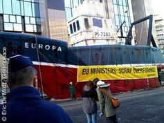 Greenpeace-Aktivisten wracken in Brüssel eine Schiffsattrappe ab. Sie fordern die Reduzierung der Fischereiflotte. / Bild: greenpeace.de