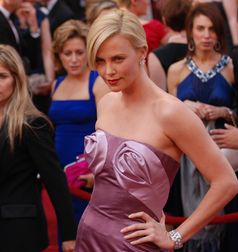 Theron bei der Oscarverleihung 2010