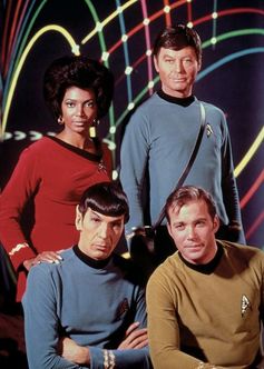 Lieutenant Uhura (Nichelle Nichols, l.), Mr. Spock (Leonard Nimoy, 2.v.l.), Schiffsarzt Dr. McCoy (DeForest Kelley, 2.v.r.) und Captain Kirk (William Shatner, r.) sorgen für Recht und Ordnung an Bord der Enterprise. Bild: ZDF und TM & © 2010 CBS Studios Inc. All Rights Reserved.