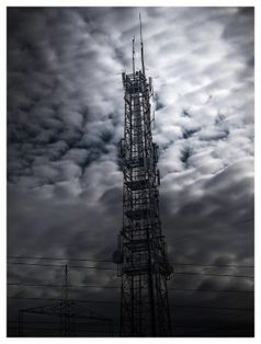 Mobilfunkmast vor gepulsten Chemtrails: Hat der weltweite Einsatz von immer mehr Mikrowellenstrahlung etwas mit der gemessenen Erderwärmung zu tun? (Symbolbild)