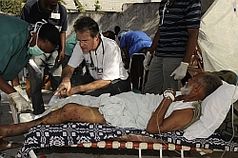 Professionelle, leidenschaftliche Hilfe unter schwierigen Bedingungen: Dr. Markus Hohlweck (Bonn) behandelt einen Verletzten. Foto: humedica/Jens Großmann