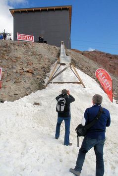 Der produzierte Schnee des IDE Snowmakers wird am Pitztaler Gletscher mittels einer Rutsche zur Piste gebracht und dort mit Pistengeräten verteilt. Die ÖSV-Mannschaft bestätigte: Die Schneequalität ist ausgezeichnet. Bild: pro.media/Pitztaler Gletscher