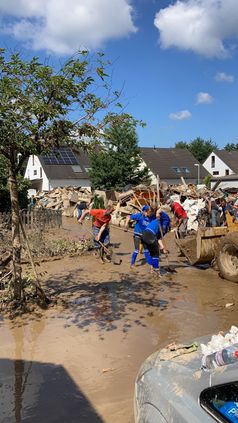 Noch immer ist an der Ahr jede Form der Unterstützung willkommen - auch bei Tanzlehrerin Nicole H.  Bild: Bistum Trier Fotograf: Europäische Stiftung Tanzen