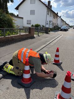 Feuerwehr untersucht Loch in der Ladenburger Straße