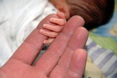 Frühgeborenes: Intensivmedizin nicht immer besser. Bild: pixelio.de, N.Schmitz