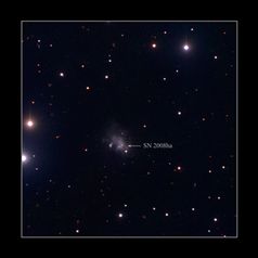 Als Prototyp einer neuen Supernova-Art hat sich SN 2008ha (Pfeil) entpuppt. Die Sternexplosion fand in einer 67 Millionen Lichtjahre entfernten Galaxie statt. Das Foto entstand am 2,2-Meter-Teleskop der Max-Planck-Gesellschaft auf dem Calar Alto.
