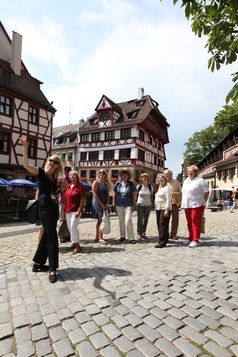 Nürnbergs Tiergärtnertorplatz ist ein optimaler Treffpunkt zur Gruppenführung: das Albrecht-Dürer-Haus (im Hintergrund), die Felsengänge und die Kaiserburg sind in unmittelbarer Nähe.Foto: Steffen Oliver Riese Bild: "obs/Congress- und Tourismus-Zentrale Nürnberg/Steffen Oliver Riese"