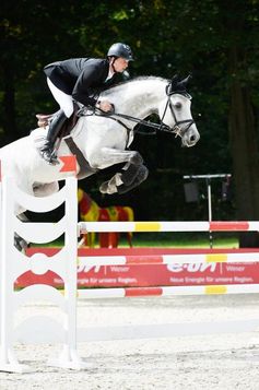 Bei der E.ON Westfalen Weser Challenge 2013 siegt Felix Hassmann mit Cayenne im offiziellen Eröffnungsspringen. Bild: "obs/EN GARDE Marketing GmbH"