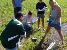 Detektor-Test: Studenten untersuchen Bach. Bild: Arial Shogren