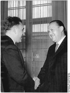 Hans Bentzien (links) verlieh am 22. Mai 1963 den Johannes-R.-Becher-Preis an den Lyriker und Erzähler Franz Fühmann