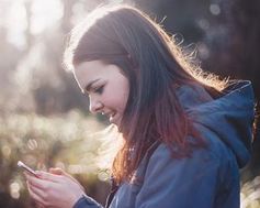 Junge Frau: Smartphones immer und überall.