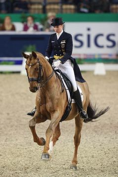 Im Galopp zum ersten Grand Prix-Sieg in Neumünsters Qualifikation zum Reem Acra FEI World Cup - Fabienne Lütkemeier und D´Agostino. Bild: "obs/Comtainment GmbH/Stefan Lafrentz"