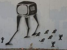 Fernseher: Viele Einsame verfallen ihm. Bild: pixelio.de/Dieter Schütz