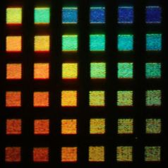 Regenbogenfarben: Alu-Pixel liefern viele Töne. Bild: J. Olson/Rice University