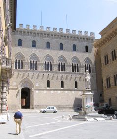 Sitz der Monte die Paschi di Siena Bank im Palazzo Salimbeni in Siena