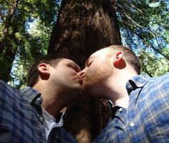 Schwules Paar: Genetik-App sorgt für Wirbel