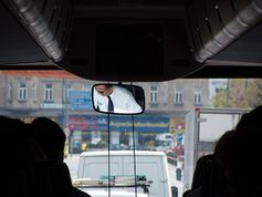 Kontrolle während der Fahrt: Busfahrer im Fokus. Bild: flickr.com/John Donmoyer