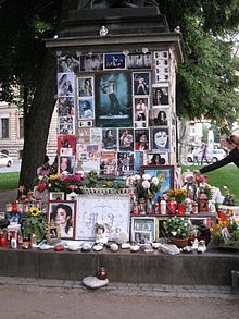 Gedenkstätte für Michael Jackson im Zentrum von München, direkt vor dem Hotel Bayerischer Hof, in dem Jackson sich zu einem Konzert in München aufhielt. Bild: Cholo Aleman / de.wikipedia.org
