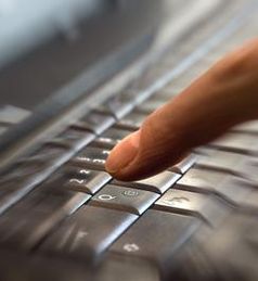 Finger auf Tastatur: Hacker greifen Adobe an. Bild: pixelio.de, Rainer Sturm