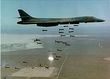 Ein US-amerikanischer B-1-Bomber  wirft 30 „Cluster-Bomben“ ab. Bild: de.wikipedia.org