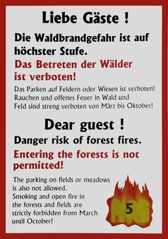 Warntafel mit der höchsten Warnstufe auf einem Campingplatz in Deutschland
