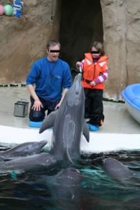 Unverantwortliche Delfinshow mit Kindern im Zoo Duisburg. Bild: PETA