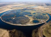 Das Zentrum von LOFAR, das sogenannte Superterp mit 6 LOFAR Stationen, wurde am 12. Juni 2010 offiziell von der holländischen Königin Beatrix eingeweiht. Es liegt auf einer künstlichen Insel in der Region Exloo im Norden der Niederlande. Foto: ASTRON