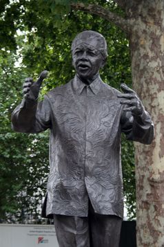 Nelson-Mandela-Statue von Ian Walters in London auf dem Parliament Square