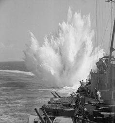 Explosion einer von der HMS Ceylon (1943) geworfenen Wasserbombe (1944)