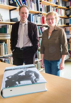 Die Tagebücher von Hans Werner Richter: Prof. Dr. Dominik Geppert und Nina Schnutz mit der neuen Edition.
Quelle: (c) Foto: Volker Lannert/Uni Bonn (idw)