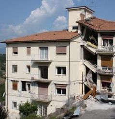 Haus nach Erdbeben (Symbolbild)
